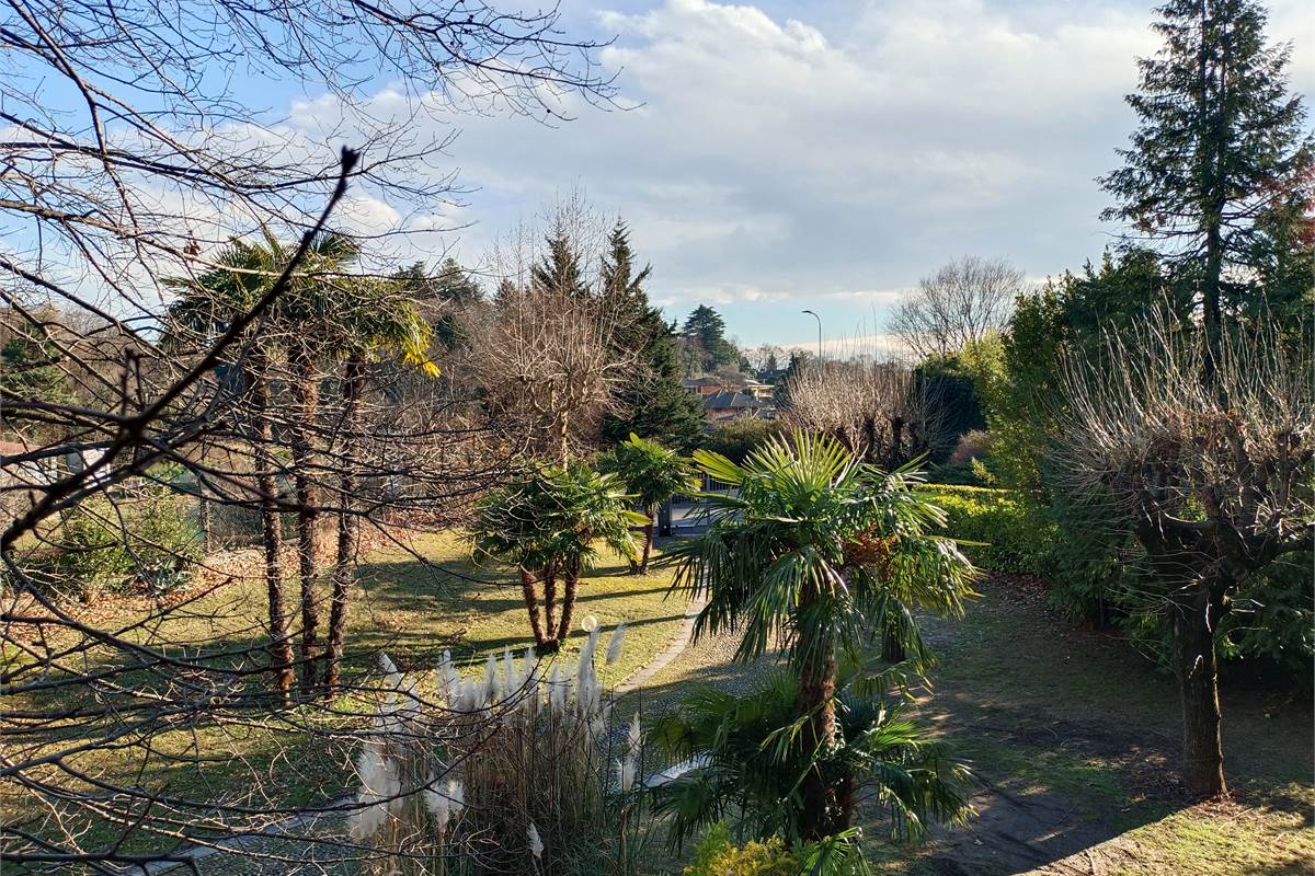 LONGONE AL SEGRINO (CO) VILLA SINGOLA CON GIARDINO