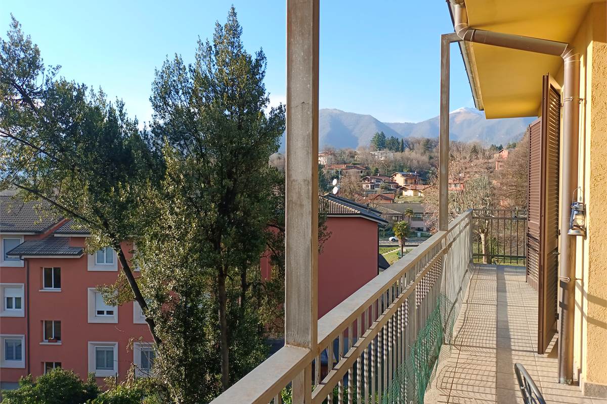LONGONE AL SEGRINO (CO) VILLA SINGOLA CON GIARDINO
