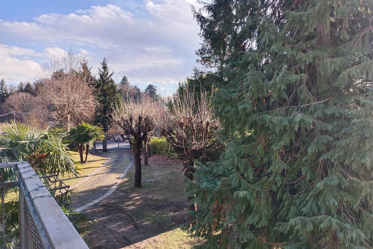 LONGONE AL SEGRINO (CO) VILLA SINGOLA CON GIARDINO
