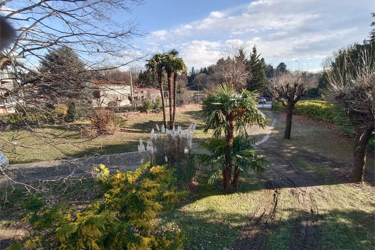 LONGONE AL SEGRINO (CO) VILLA SINGOLA CON GIARDINO