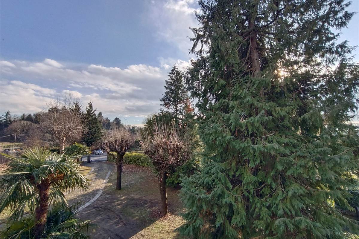 LONGONE AL SEGRINO (CO) VILLA SINGOLA CON GIARDINO