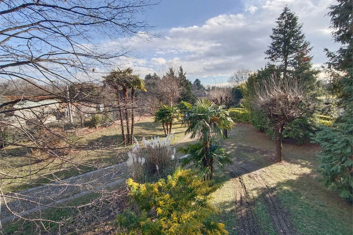 LONGONE AL SEGRINO (CO) VILLA SINGOLA CON GIARDINO