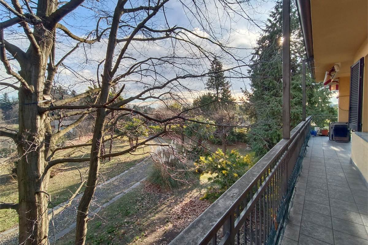 LONGONE AL SEGRINO (CO) VILLA SINGOLA CON GIARDINO