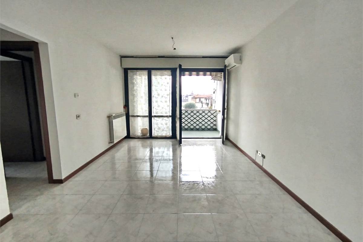 ERBA LUMINOSO TRILOCALE CON BALCONE