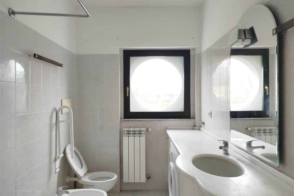 ERBA LUMINOSO TRILOCALE CON BALCONE