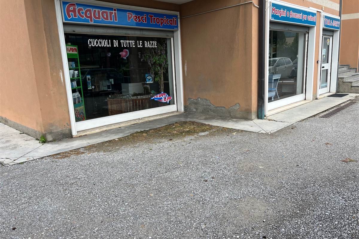 negozio fronte strada