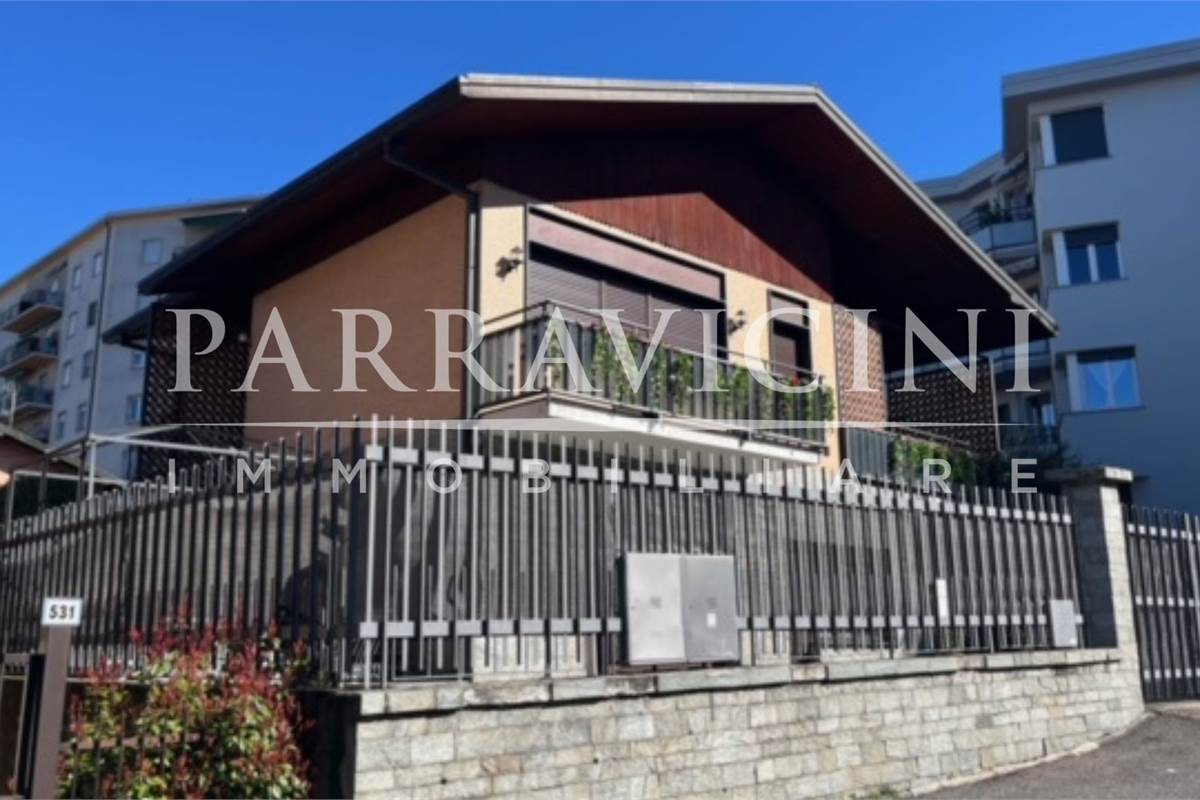 villa bifamiliare con negozio, box e giardino