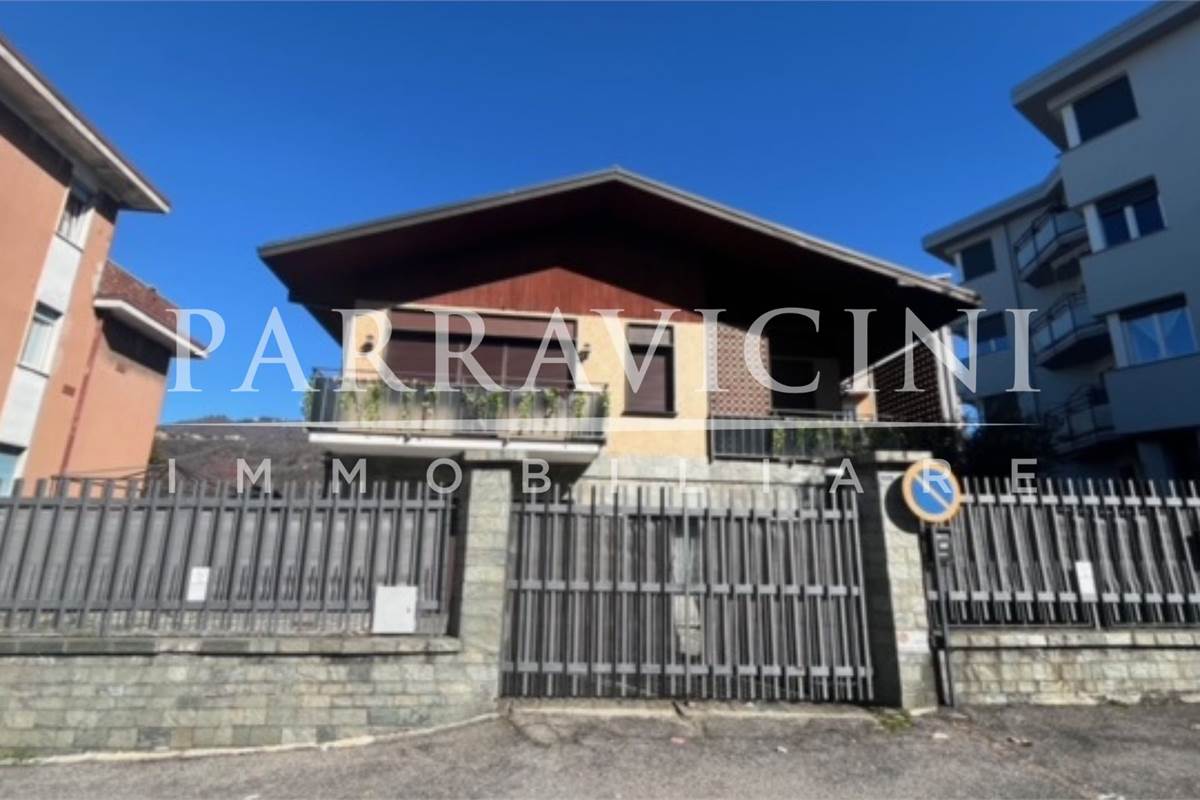 villa bifamiliare con negozio, box e giardino