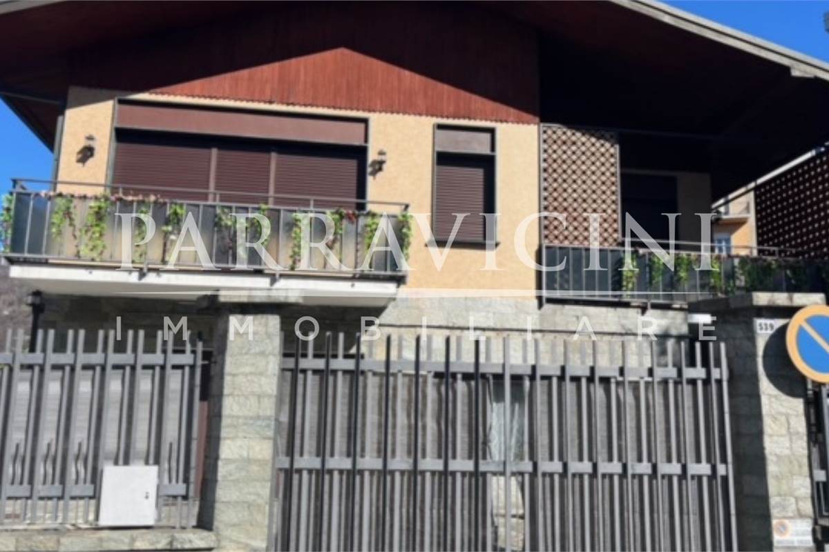 villa bifamiliare con negozio, box e giardino