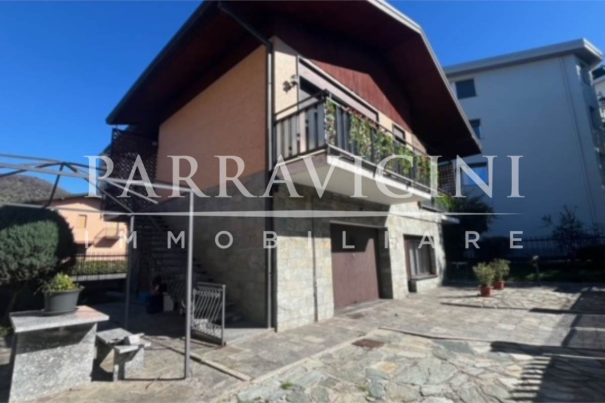 villa bifamiliare con negozio, box e giardino