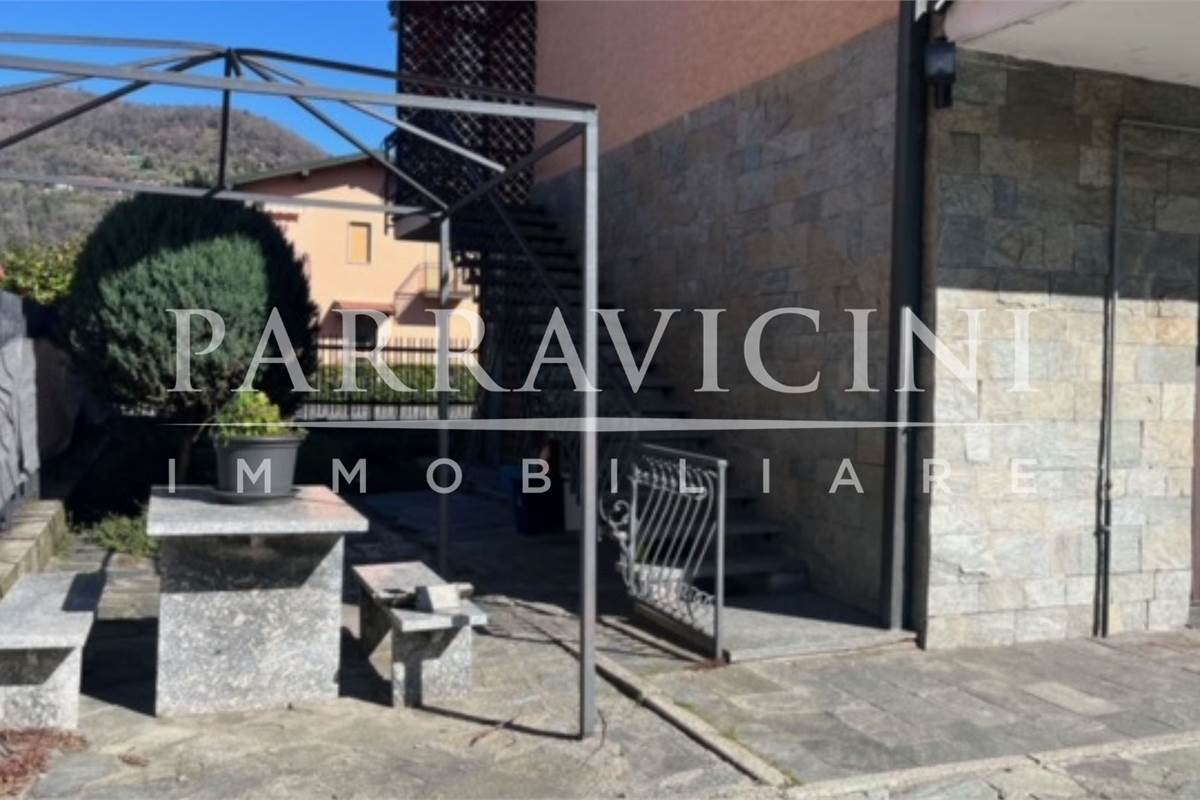 villa bifamiliare con negozio, box e giardino