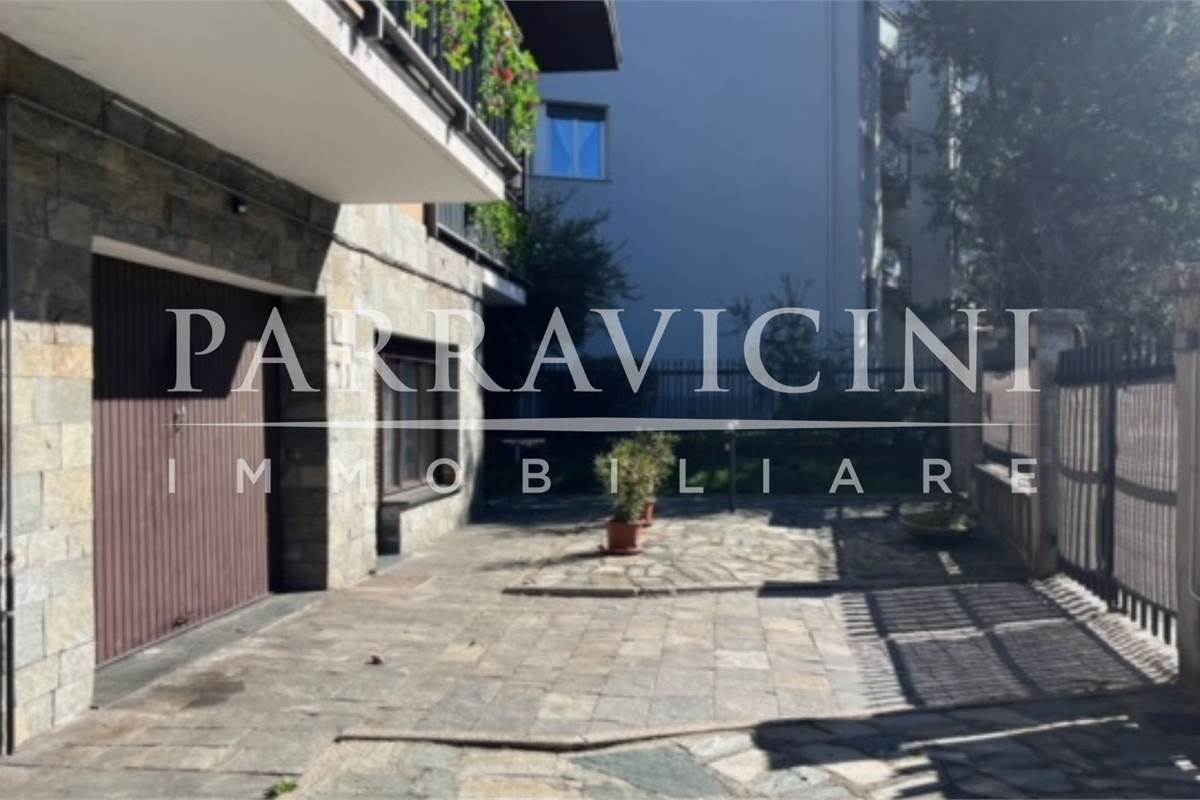 villa bifamiliare con negozio, box e giardino