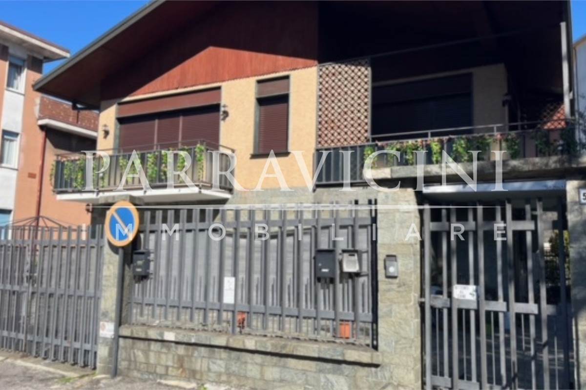villa bifamiliare con negozio, box e giardino