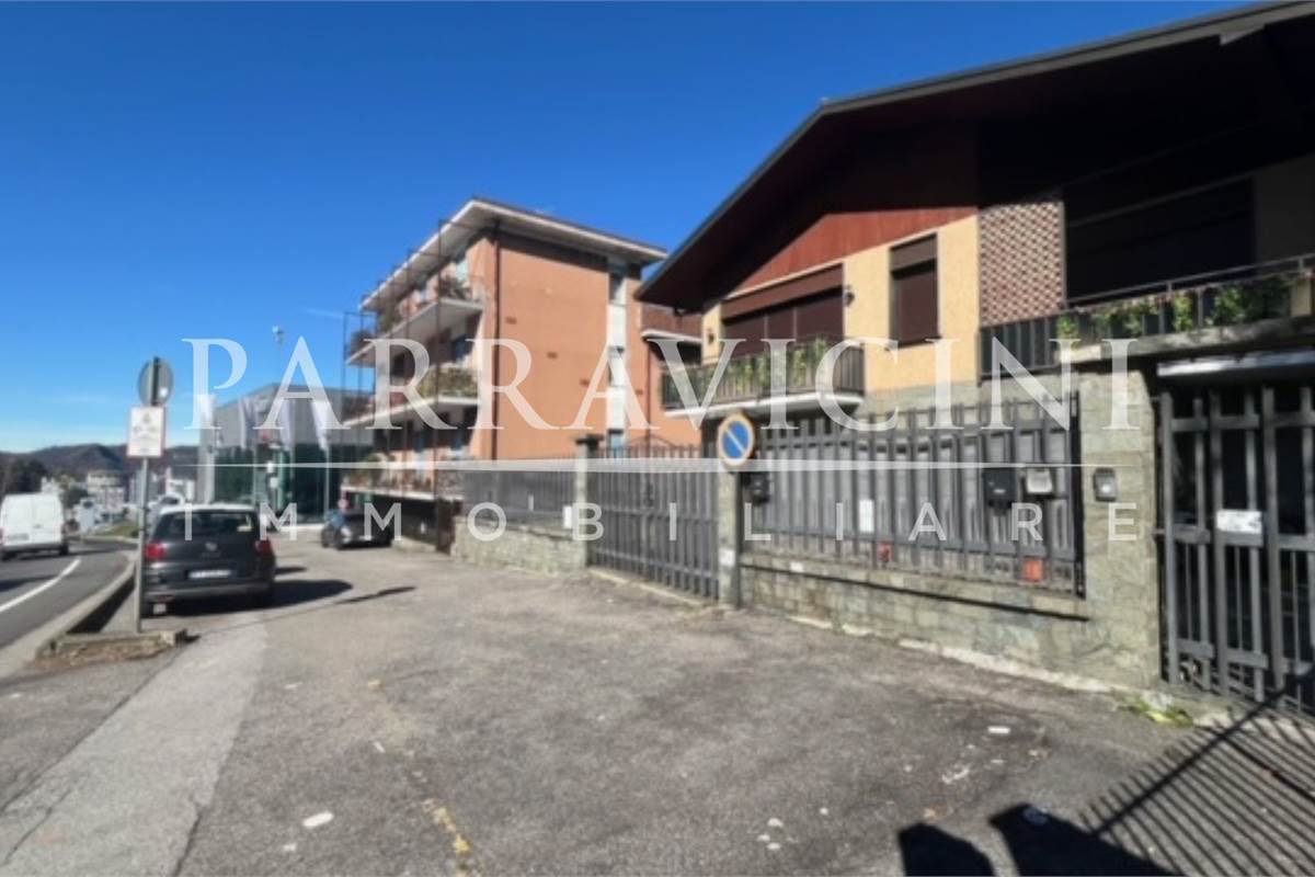 villa bifamiliare con negozio, box e giardino