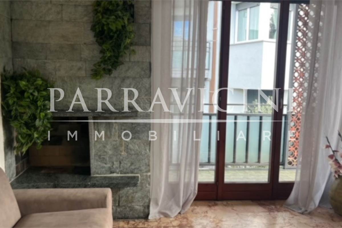 villa bifamiliare con negozio, box e giardino