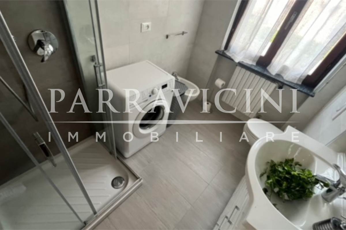 villa bifamiliare con negozio, box e giardino
