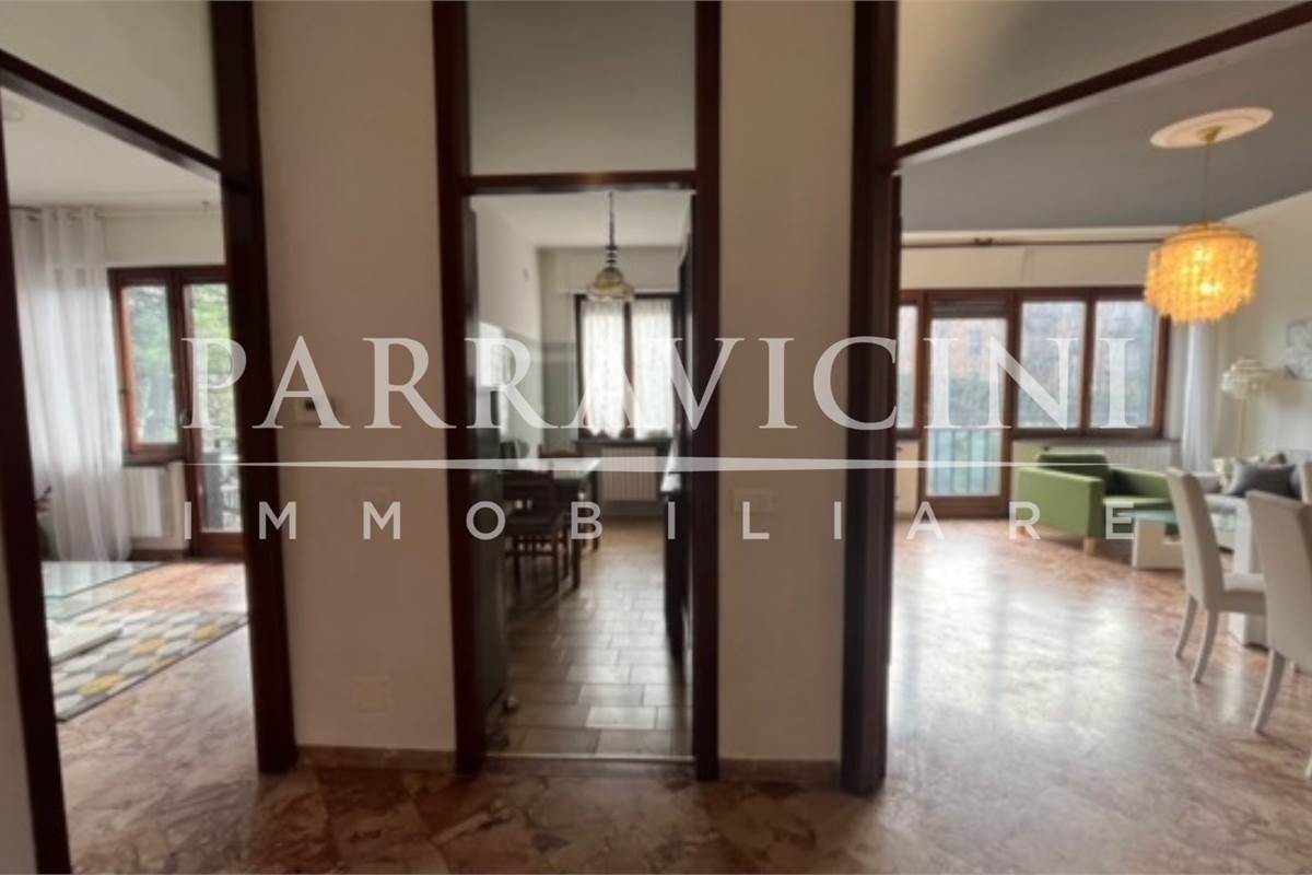 villa bifamiliare con negozio, box e giardino