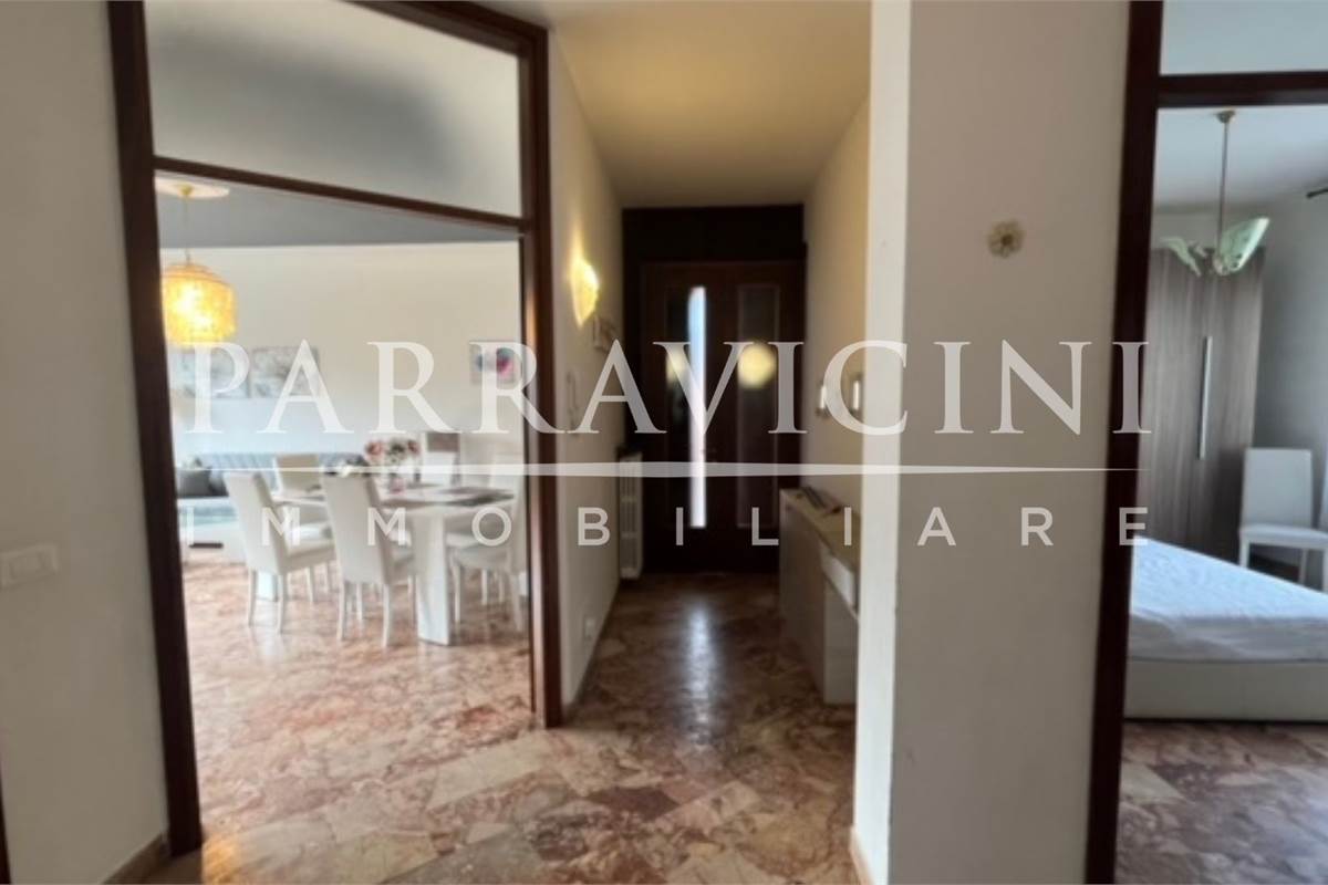 villa bifamiliare con negozio, box e giardino