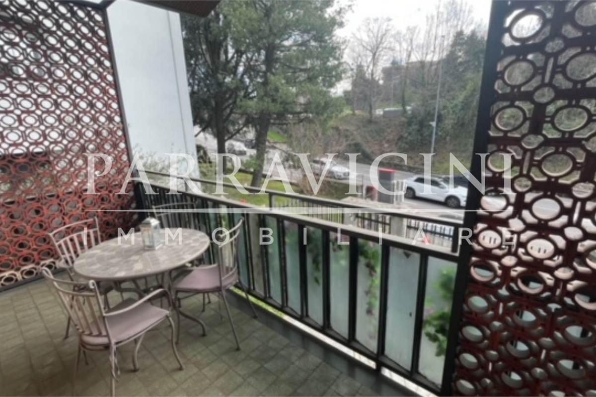 villa bifamiliare con negozio, box e giardino