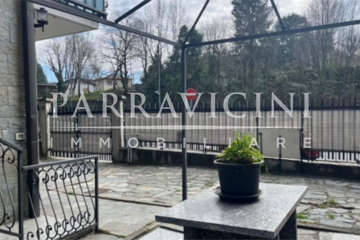 villa bifamiliare con negozio, box e giardino