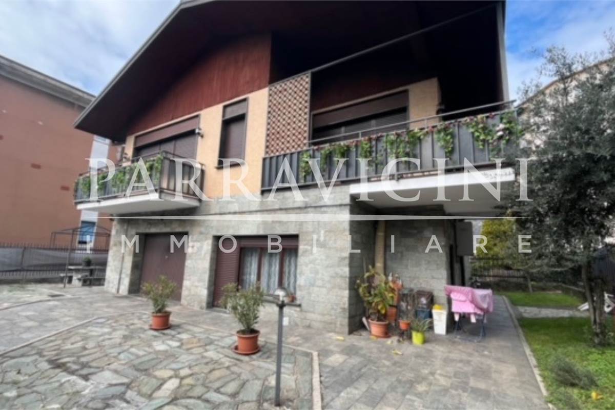 villa bifamiliare con negozio, box e giardino