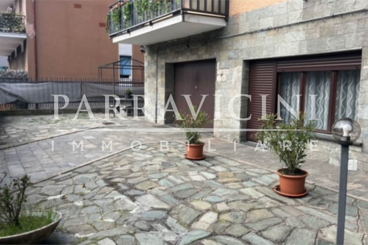 villa bifamiliare con negozio, box e giardino
