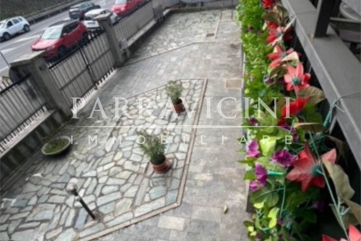 villa bifamiliare con negozio, box e giardino