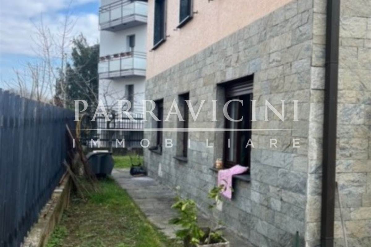 villa bifamiliare con negozio, box e giardino