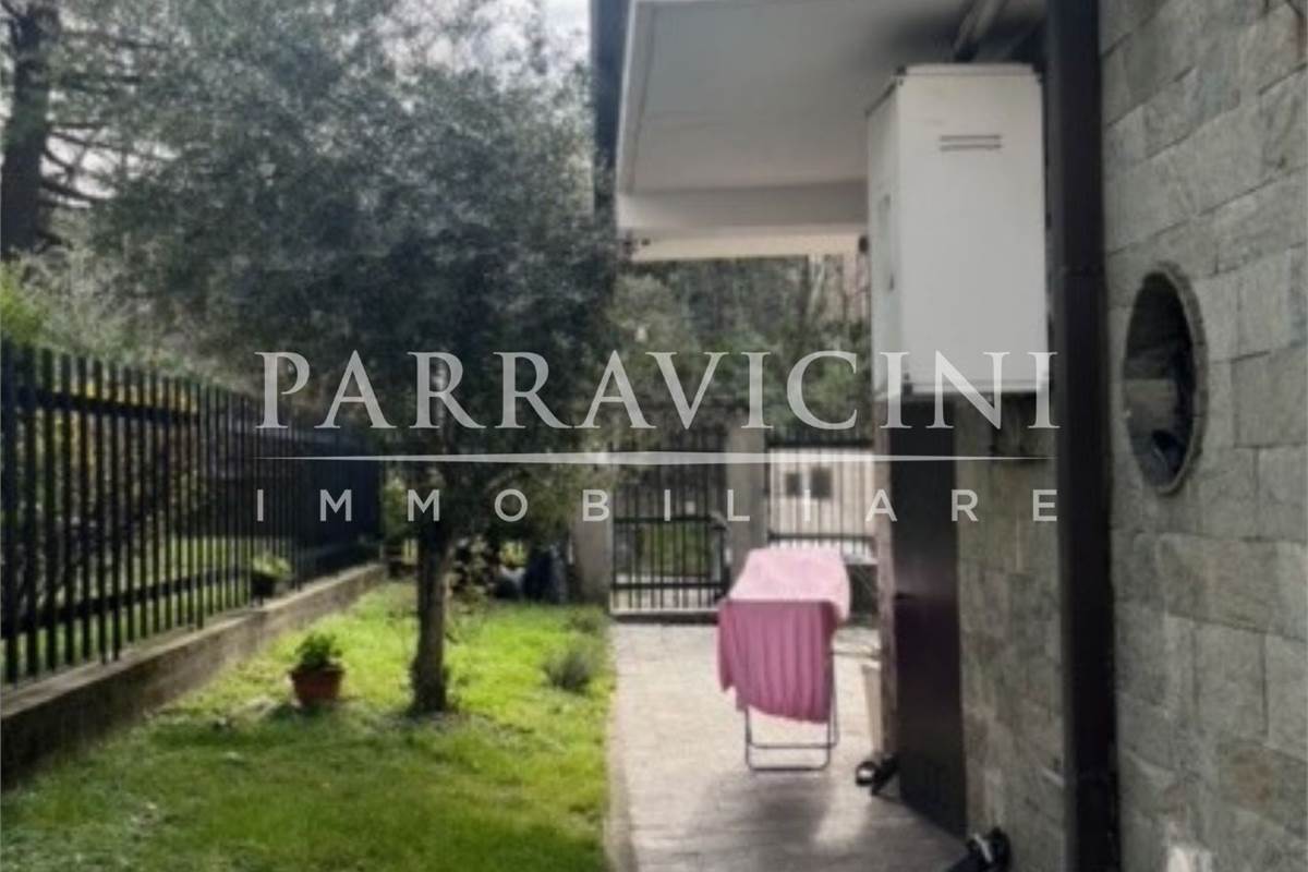 villa bifamiliare con negozio, box e giardino