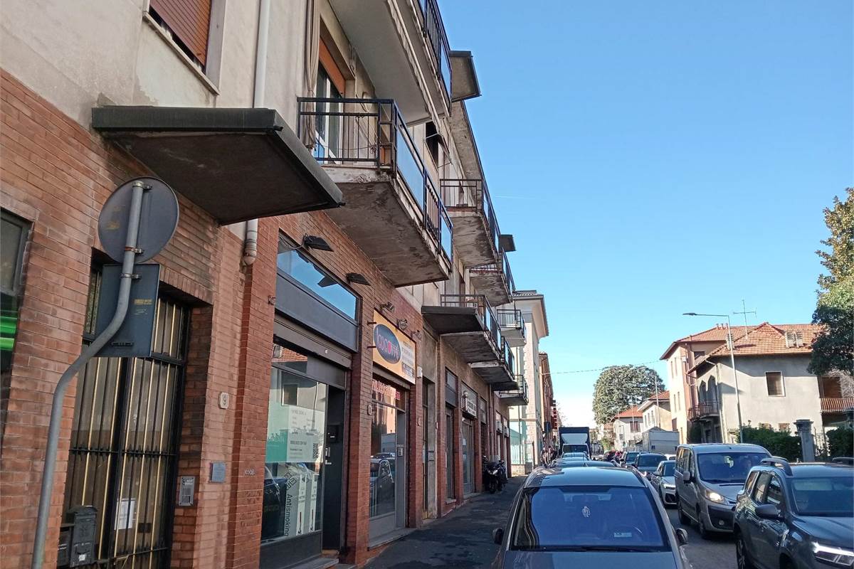 Como, Camerlata: negozio alta visibilità