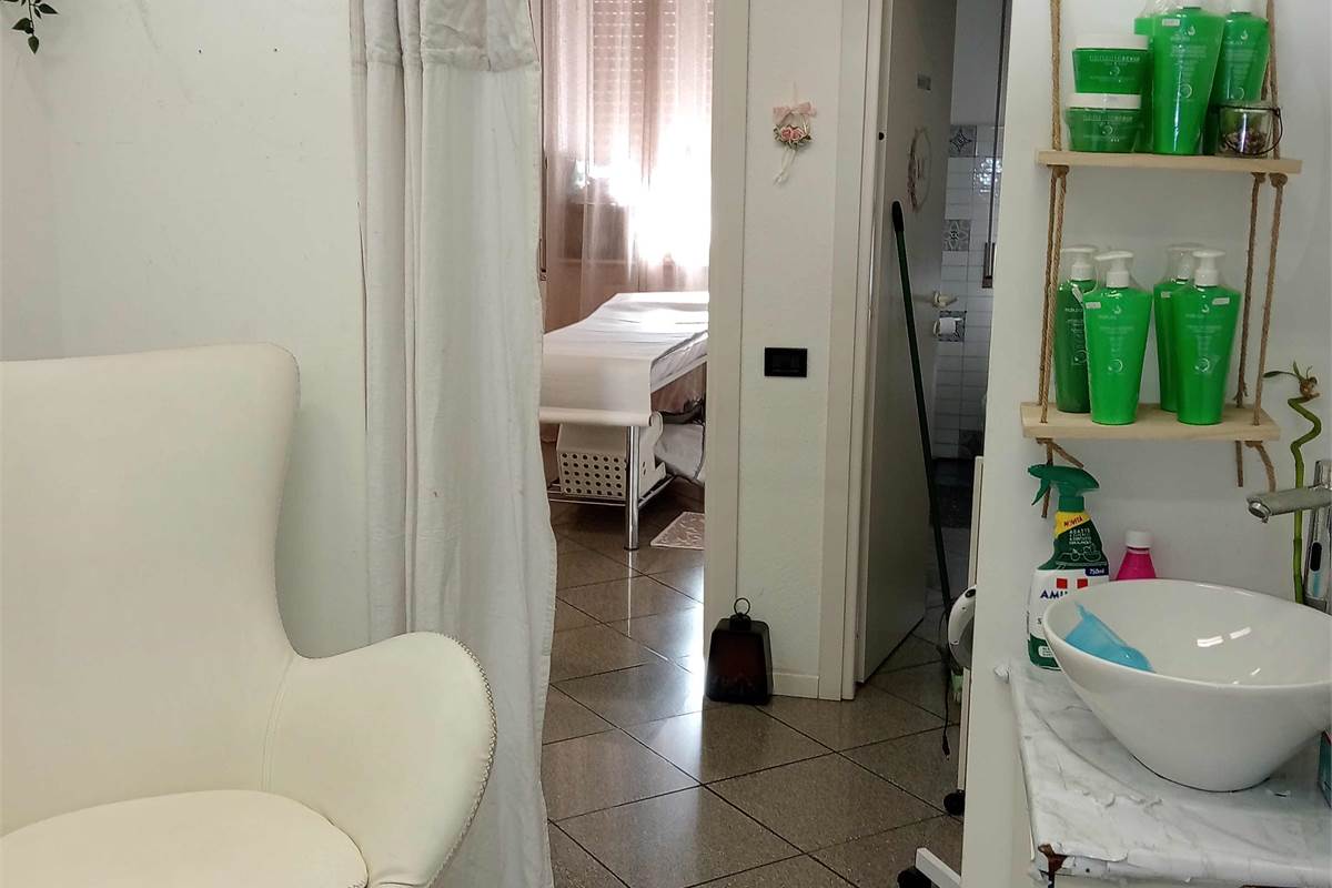 Como, Camerlata: negozio alta visibilità