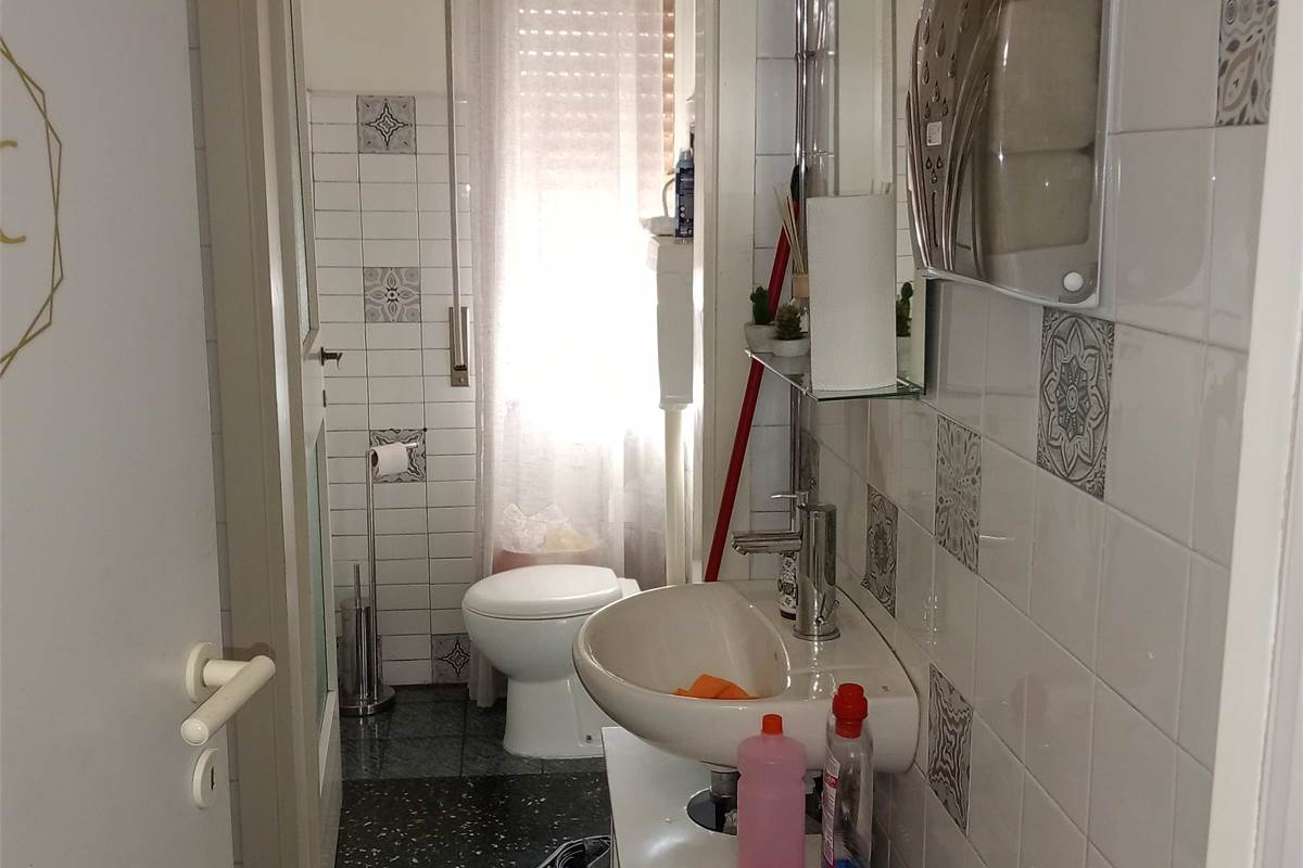 Como, Camerlata: negozio alta visibilità