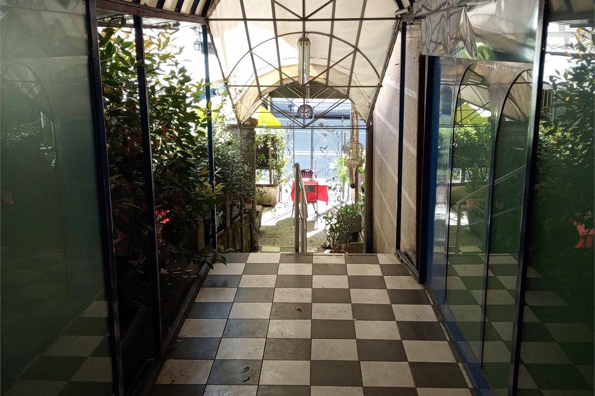 Como, P.te Chiasso: ampio spazio commerciale con ingresso indipendente