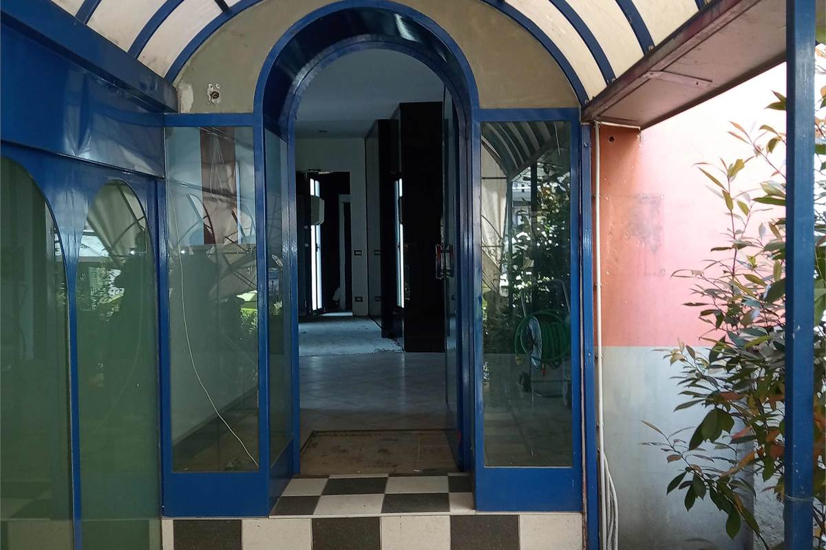 Como, P.te Chiasso: ampio spazio commerciale con ingresso indipendente