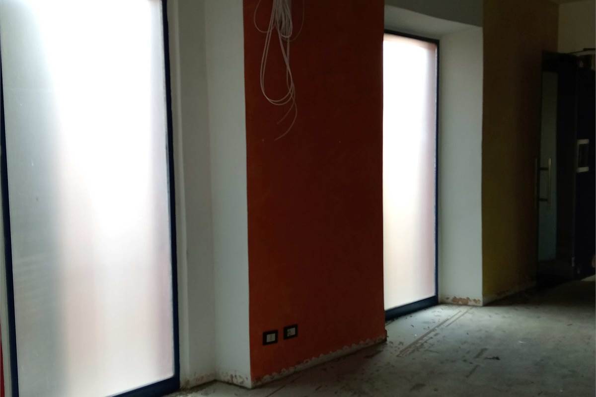 Como, P.te Chiasso: ampio spazio commerciale con ingresso indipendente