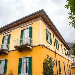 Como; in casa d'epoca, signorile ed ampio appartamento ottimamente rifinito