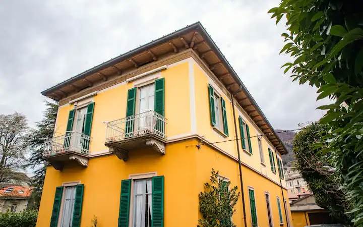 Como; in casa d'epoca, signorile ed ampio appartamento ottimamente rifinito