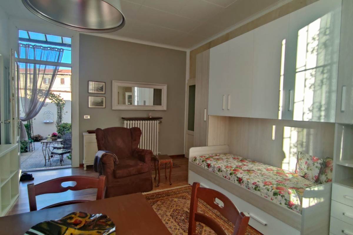 Como: Rebbio, posizione tranquilla, monolocale con ingresso indipendente