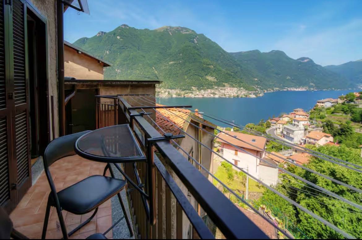 Pognana Lario: a 200 metri dal parcheggio, appartamento su 2 livelli con vista lago