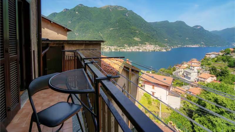 Pognana Lario: a 200 metri dal parcheggio, appartamento su 2 livelli con vista lago