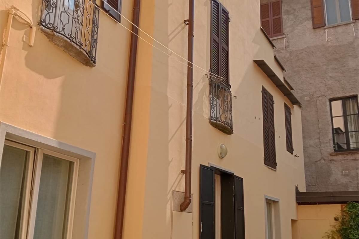 Como, centro storico, luminoso appartamento di 3 locali e servizi.