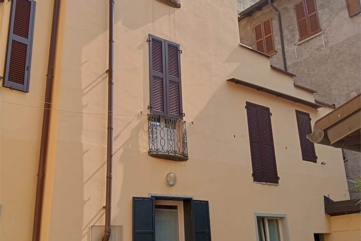 Como, centro storico, luminoso appartamento di 3 locali e servizi.