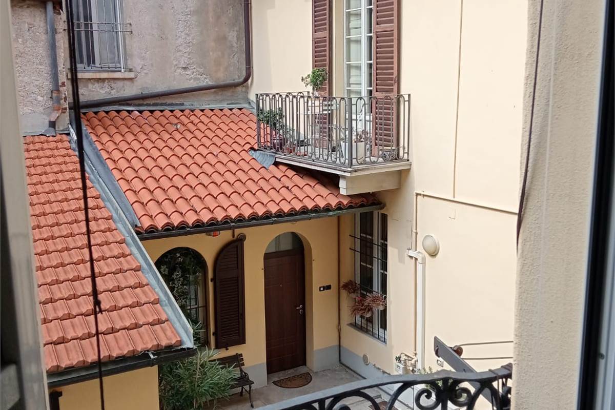 Como, centro storico, luminoso appartamento di 3 locali e servizi.