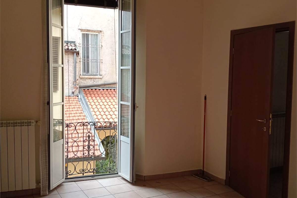 Como, centro storico, luminoso appartamento di 3 locali e servizi.