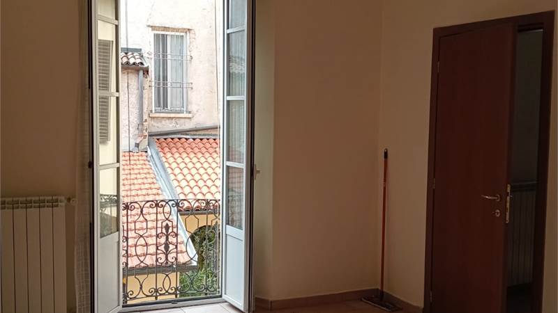 Como, centro storico, luminoso appartamento di 3 locali e servizi.