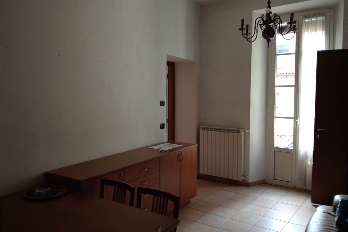 Como, centro storico, luminoso appartamento di 3 locali e servizi.