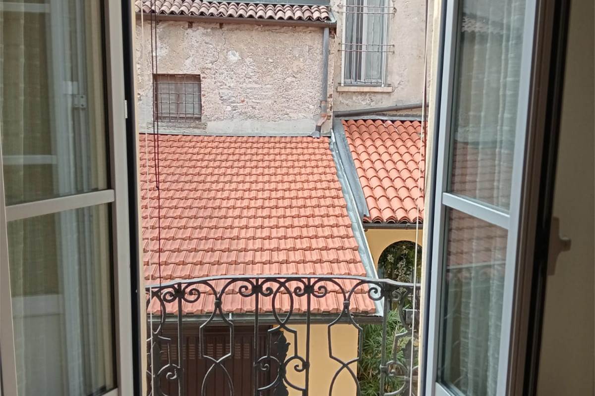 Como, centro storico, luminoso appartamento di 3 locali e servizi.