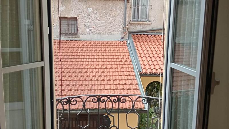 Como, centro storico, luminoso appartamento di 3 locali e servizi.