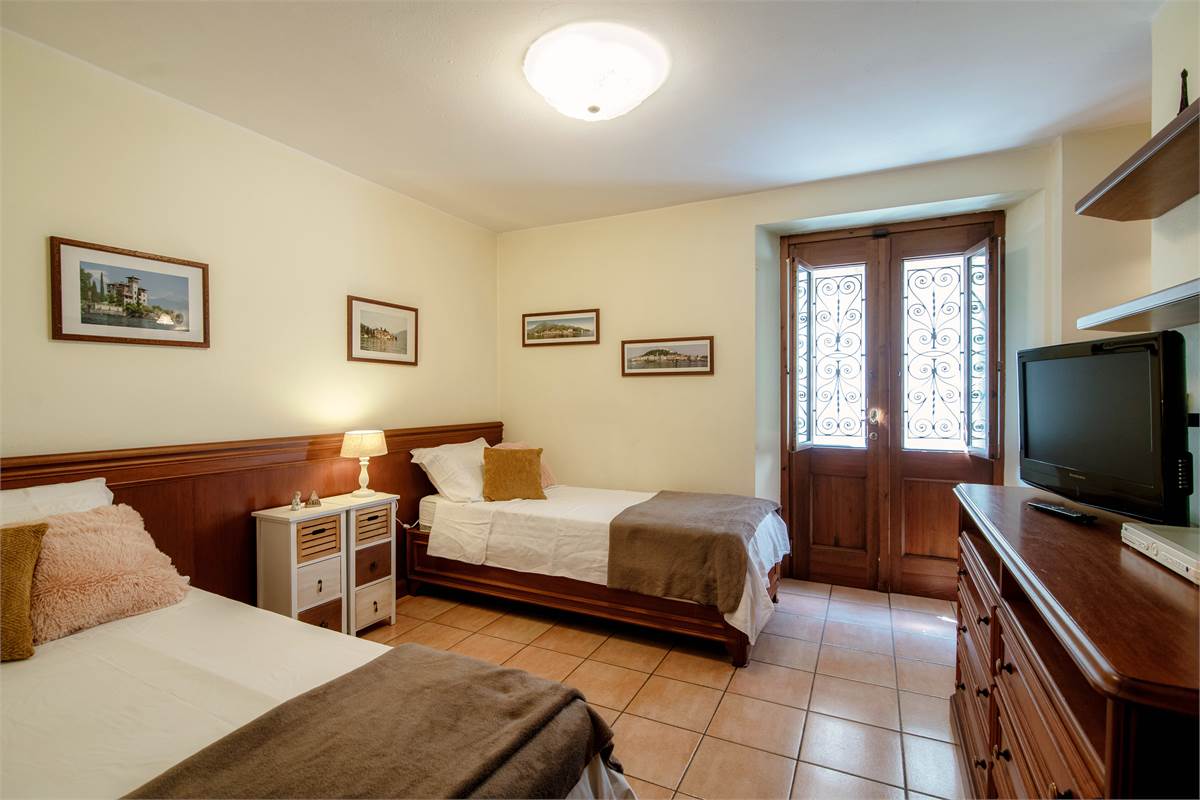 Camera da letto piano giardino