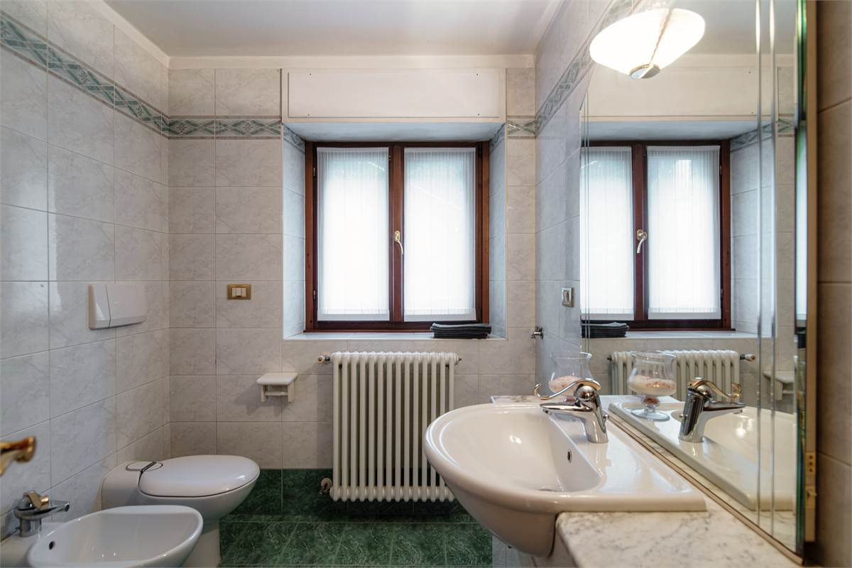 Bagno camera piano giardino